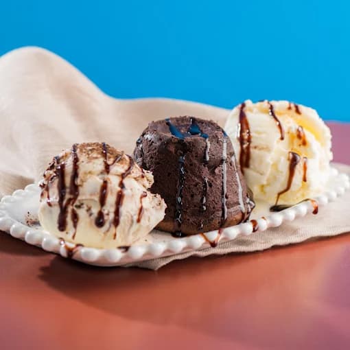 Cascão de sorvete artesanal com calda de chocolate na Sorveteria Berry's Foz do Iguaçu